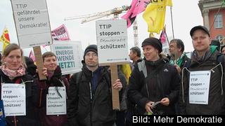 Tyskar som demonstrerar mot frihandelsavtalet mellan EU och USA, även kallat ttip. Arkivbild. Tyskar som demonstrerar mot frihandelsavtalet mellan EU och USA, även kallat ttip. Arkivbild.
