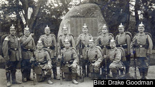 Tyska infanterister 1913 inför första världskriget poserar framför ett monument i Braunschweig som sannolikt har kopplingar till fransk-tyska kriget 1870-71.