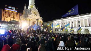 Upp till en halv miljon ukrainare uppskattas ha deltagit i söndagens omfattande protester mot president Viktor Janukovitj och för ett närmande till EU. Upp till en halv miljon ukrainare uppskattas ha deltagit i söndagens omfattande protester mot president Viktor Janukovitj och för ett närmande till EU.