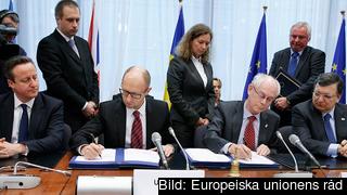 Storbritanniens premiärminister David Cameron, Ukrainas premiärminister Arsenij Jatsenjur, Europeiska rådets ordförande Herman Van Rompuy och EU-kommissionens ordförande José Manuel Barroso vid undertecknandet av de politiska delarna i samarbetsavtalet med Ukraina.