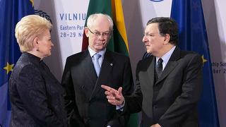 Den litauiska presidenten Dalia Grybauskaitė, Europeiska rådets ordförande Herman Van Rompuy och Kommissionsordförande José Manuel Barroso lyckades inte övertala den ukrainske presidenten Viktor Janukovitj att skriva under EU-avtalet. Den litauiska presidenten Dalia Grybauskaitė, Europeiska rådets ordförande Herman Van Rompuy och Kommissionsordförande José Manuel Barroso lyckades inte övertala den ukrainske presidenten Viktor Janukovitj att skriva under EU-avtalet.
