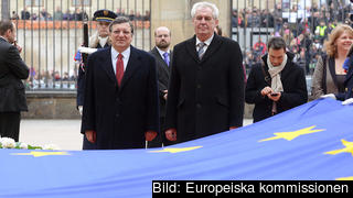 EU-kommissionens ordförande José Manuel Barroso och Tjeckiens president Miloš Zeman vid flagghissandet. EU-kommissionens ordförande José Manuel Barroso och Tjeckiens president Miloš Zeman vid flagghissandet.